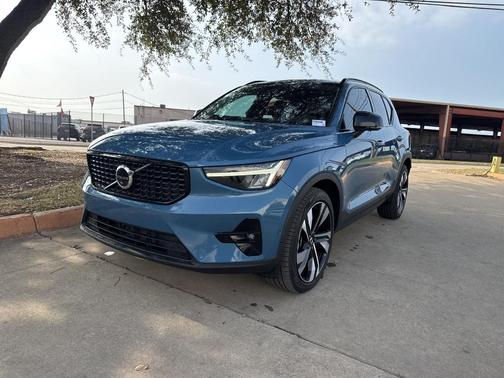 2023 Volvo XC40 B4 Plus Dark Theme
