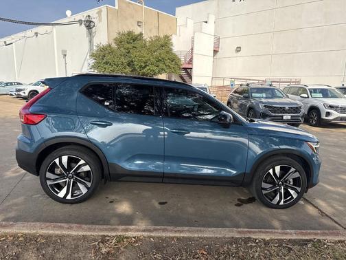 2023 Volvo XC40 B4 Plus Dark Theme
