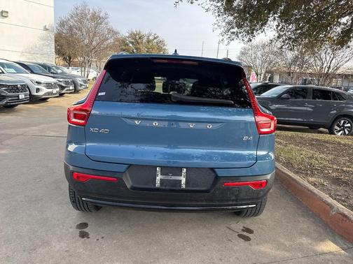 2023 Volvo XC40 B4 Plus Dark Theme