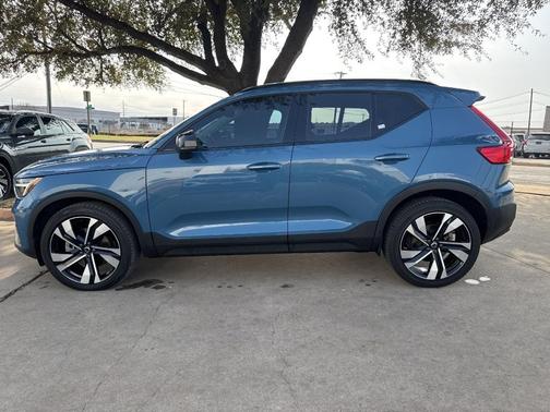 2023 Volvo XC40 B4 Plus Dark Theme