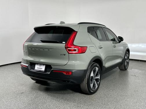 2025 Volvo XC40 B5 Plus Dark Theme
