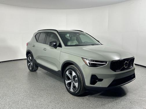 2025 Volvo XC40 B5 Plus Dark Theme