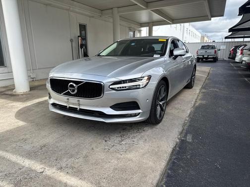 Bright Silver Metallic 2018 Volvo S90 T5 Momentum