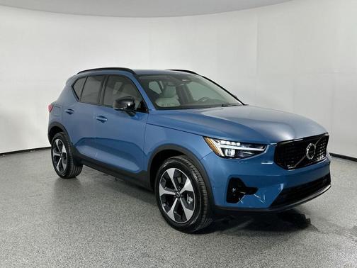 2025 Volvo XC40 B5 Plus Dark Theme