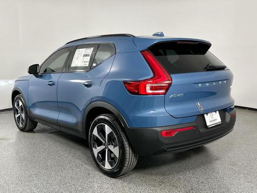 2025 Volvo XC40 B5 Plus Dark Theme