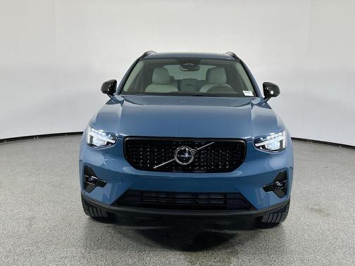 2025 Volvo XC40 B5 Plus Dark Theme