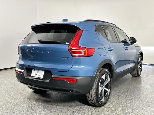 2025 Volvo XC40 B5 Plus Dark Theme