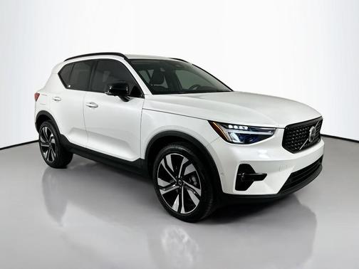 2024 Volvo XC40 B5 Plus Dark Theme