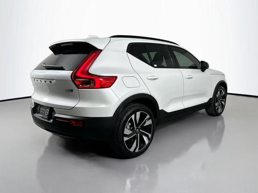 2024 Volvo XC40 B5 Plus Dark Theme