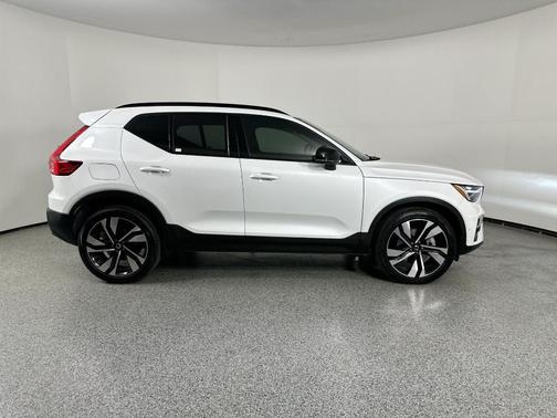 2024 Volvo XC40 B5 Plus Dark Theme