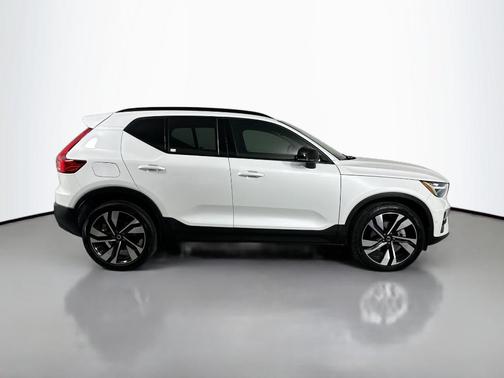 2024 Volvo XC40 B5 Plus Dark Theme