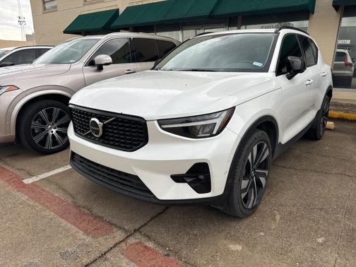 2024 Volvo XC40 B5 Plus Dark Theme