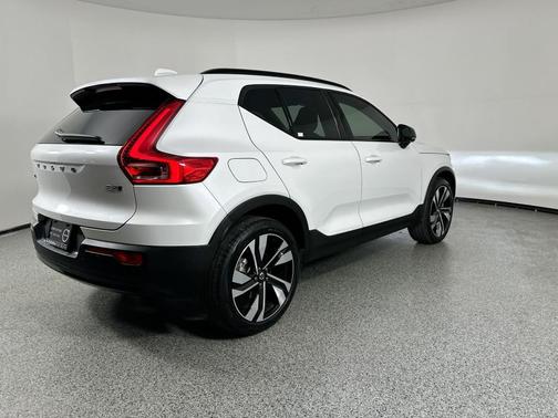 2024 Volvo XC40 B5 Plus Dark Theme