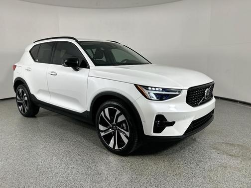 2024 Volvo XC40 B5 Plus Dark Theme