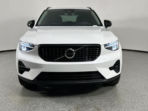 2024 Volvo XC40 B5 Plus Dark Theme