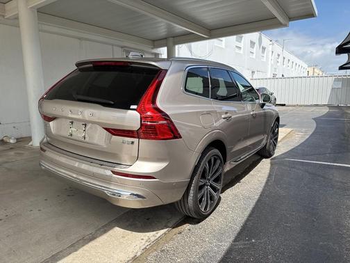 2023 Volvo XC60 B5 Ultimate Bright Theme