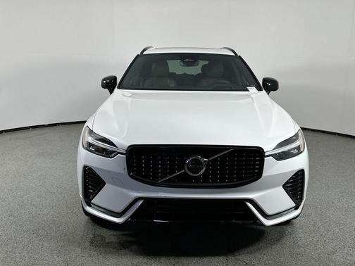 2023 Volvo XC60 B5 Ultimate Dark Theme