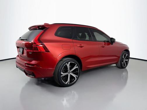 2023 Volvo XC60 B5 Ultimate Dark Theme