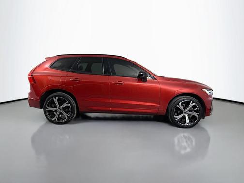 2023 Volvo XC60 B5 Ultimate Dark Theme
