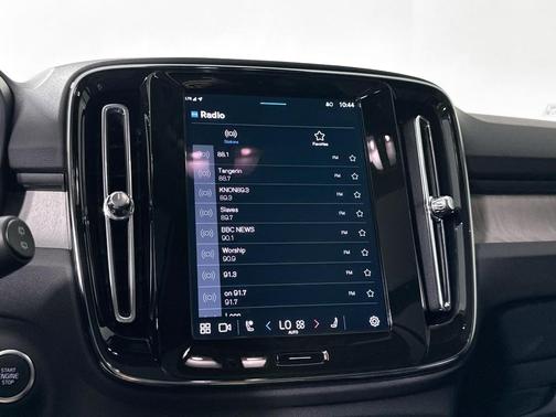 2025 Volvo XC40 B5 Core Bright Theme