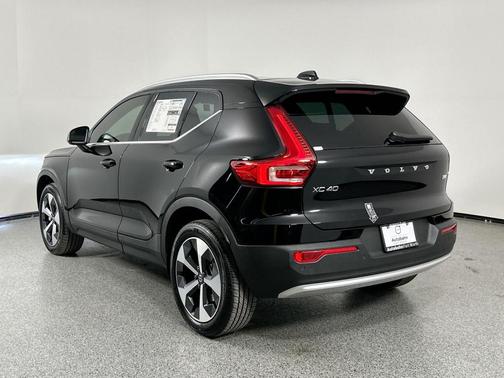 2025 Volvo XC40 B5 Core Bright Theme