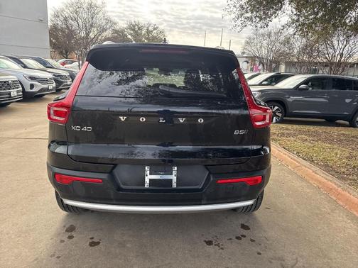 2025 Volvo XC40 B5 Core Bright Theme