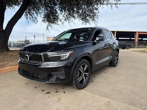 2025 Volvo XC40 B5 Core Bright Theme