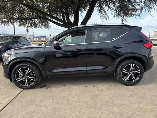 2025 Volvo XC40 B5 Core Bright Theme