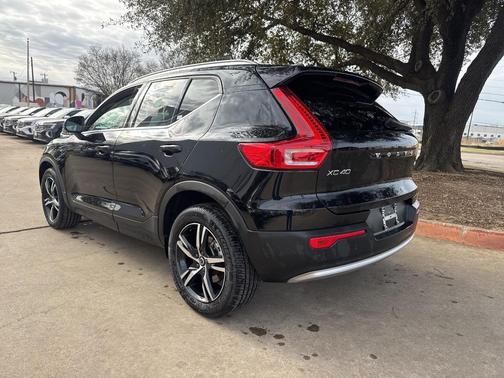 2025 Volvo XC40 B5 Core Bright Theme