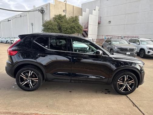 2025 Volvo XC40 B5 Core Bright Theme