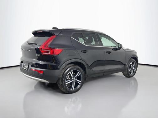 2025 Volvo XC40 B5 Core Bright Theme