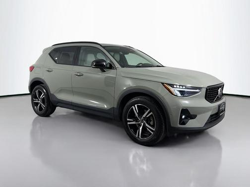 2023 Volvo XC40 B5 Plus Dark Theme