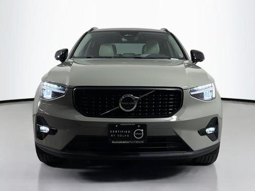 2023 Volvo XC40 B5 Plus Dark Theme