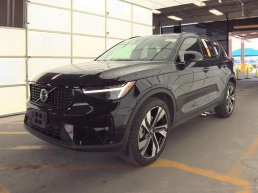 2025 Volvo XC40 B5 Plus Dark Theme