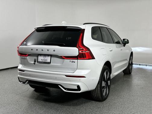 2025 Volvo XC60 Plug-In Hybrid T8 Plus