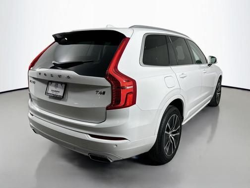 2020 Volvo XC90 T6 Momentum 7 Passenger