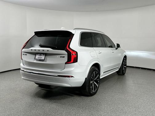2025 Volvo XC90 B5 Core