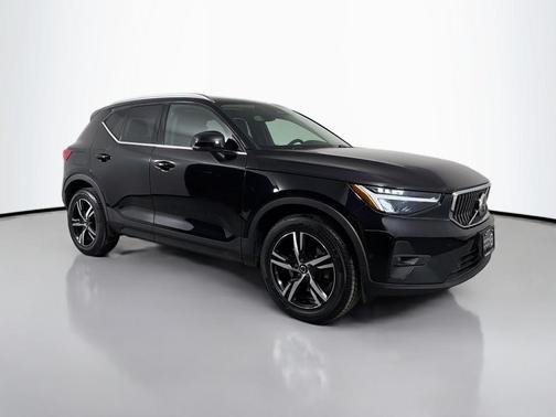 2023 Volvo XC40 B5 Plus Bright Theme