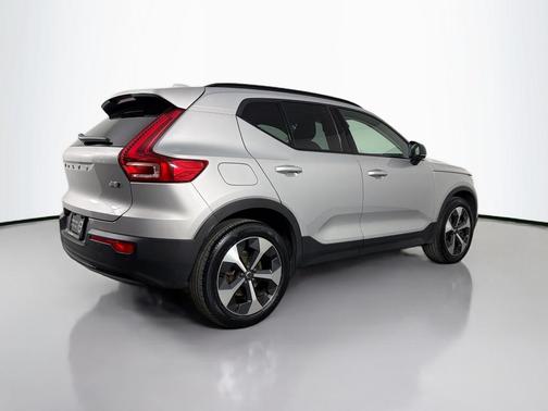 2023 Volvo XC40 B5 Plus Dark Theme