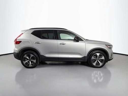 2023 Volvo XC40 B5 Plus Dark Theme