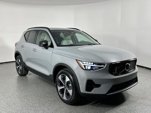 2025 Volvo XC40 B5 Plus Dark Theme