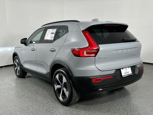 2025 Volvo XC40 B5 Plus Dark Theme