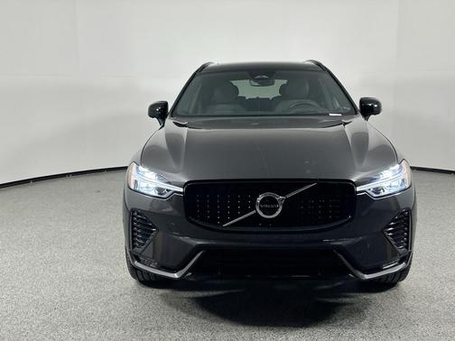 2022 Volvo XC60 B6 R-Design