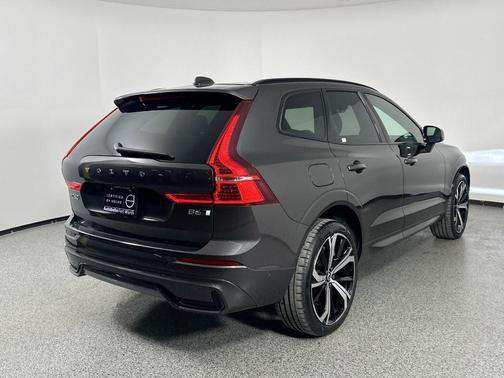 2022 Volvo XC60 B6 R-Design