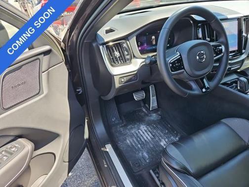 2022 Volvo XC60 B6 R-Design