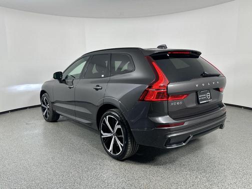 2022 Volvo XC60 B6 R-Design