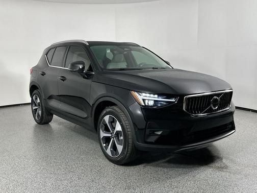 2025 Volvo XC40 B5 Plus Bright Theme