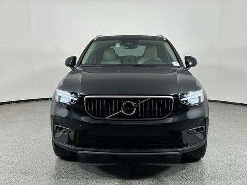 2025 Volvo XC40 B5 Plus Bright Theme