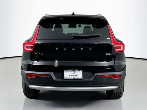 2025 Volvo XC40 B5 Plus Bright Theme