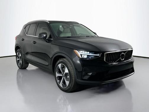 2025 Volvo XC40 B5 Plus Bright Theme